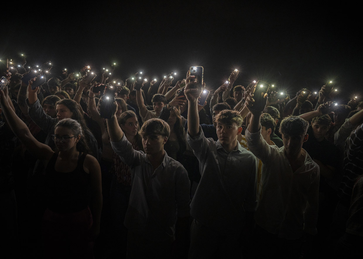 Público del Festival DZM iluminando con sus móviles durante una función